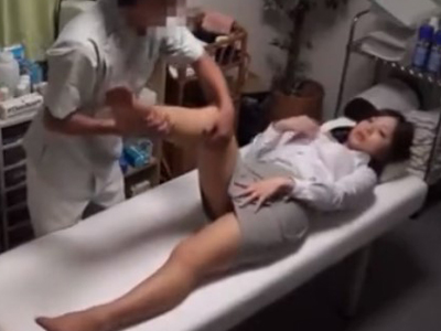 中出しレ●プマッサージ後の手マンに潮吹きまで晒すお姉さん